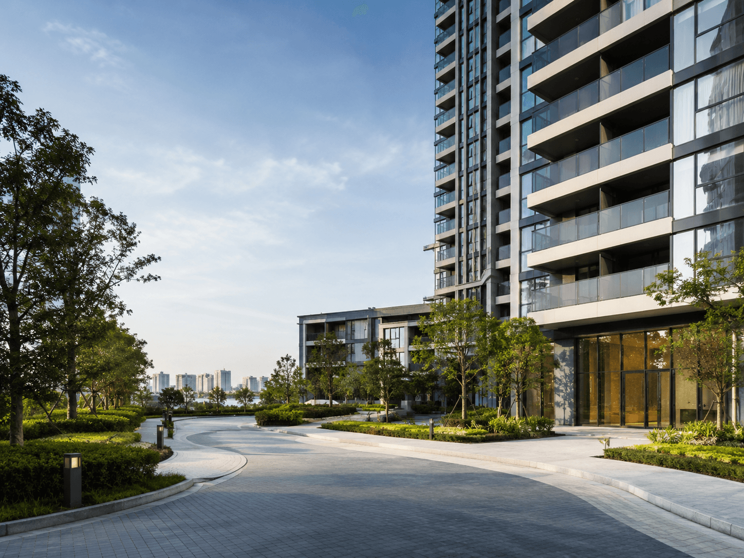 Fachada de condominio residencial bien mantenida